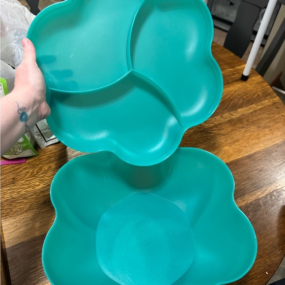 TUPPERWARE Chip/Dip Bowl 1.5 Gal - Picture 2 of 6